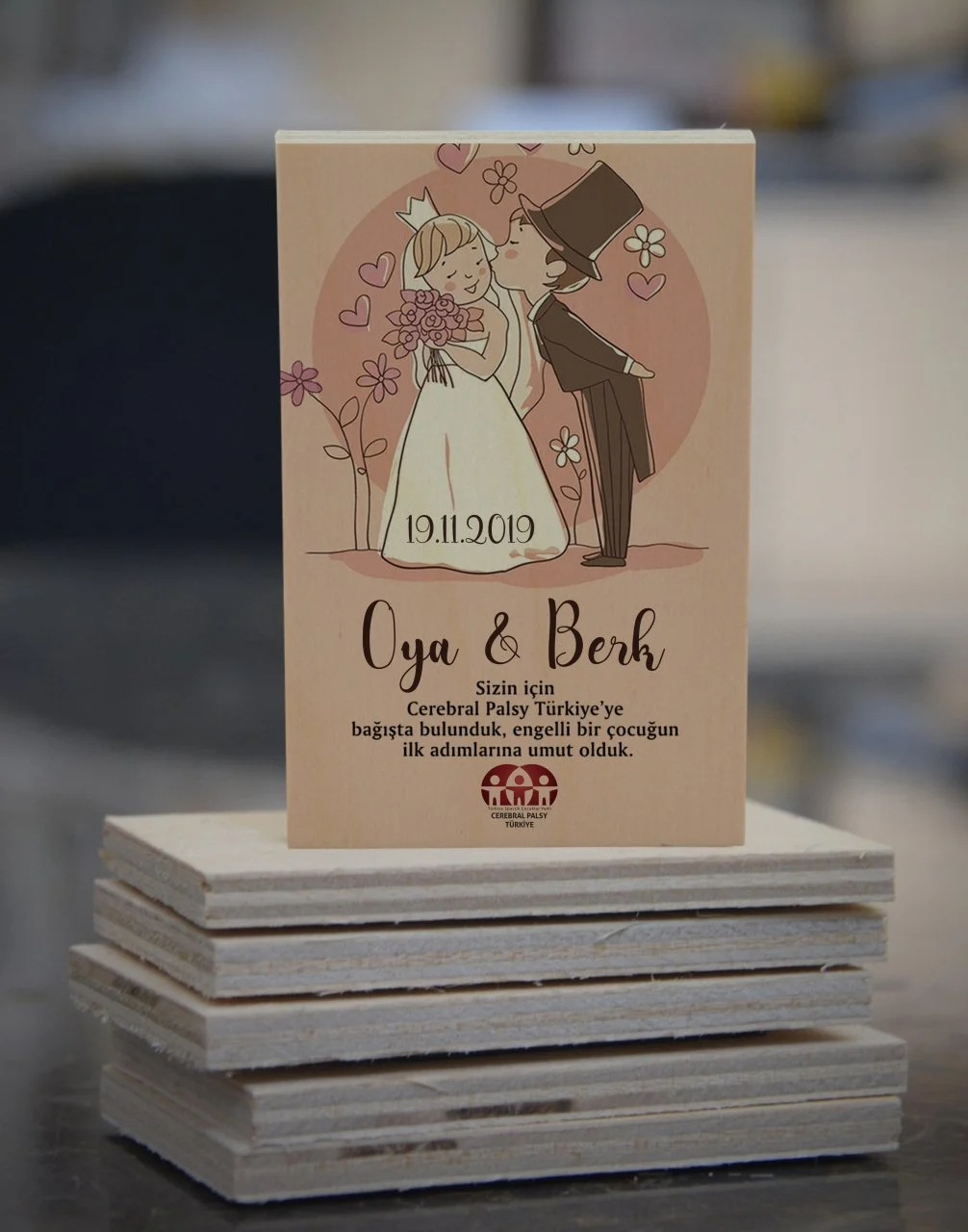 Türkiye Spastik Çocuklar Vakfı - Gelin ve Şapkalı Damat Desenli Ahşap Magnet