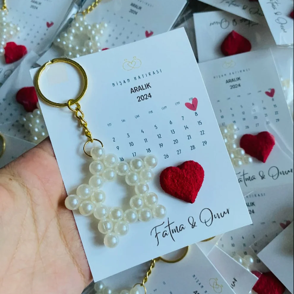 My Design - Takvim Detaylı Kırmızı Tohum Bombalı Yıldız Şeklinde Boncuk Anahtarlık