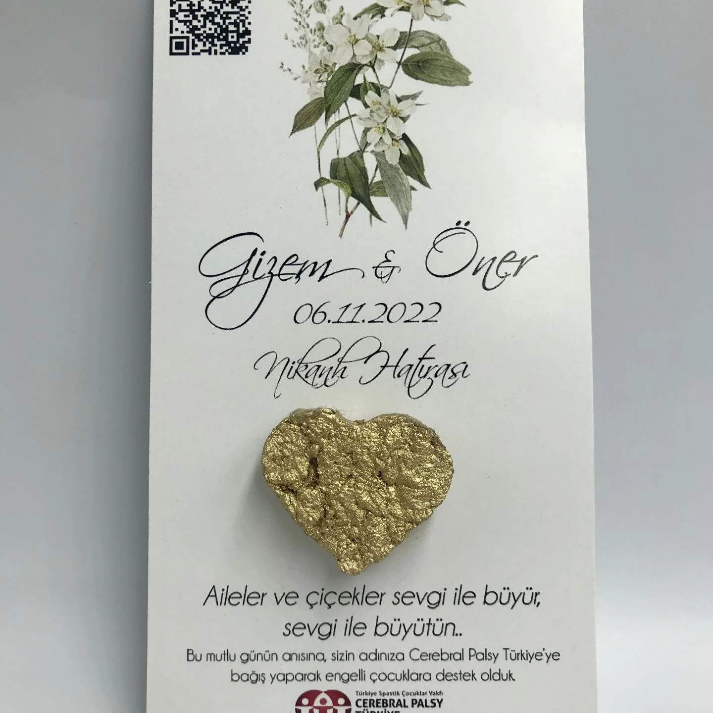 Türkiye Spastik Çocuklar Vakfı - Gold Kalpli Beyaz Çiçekli Tohum Kartı