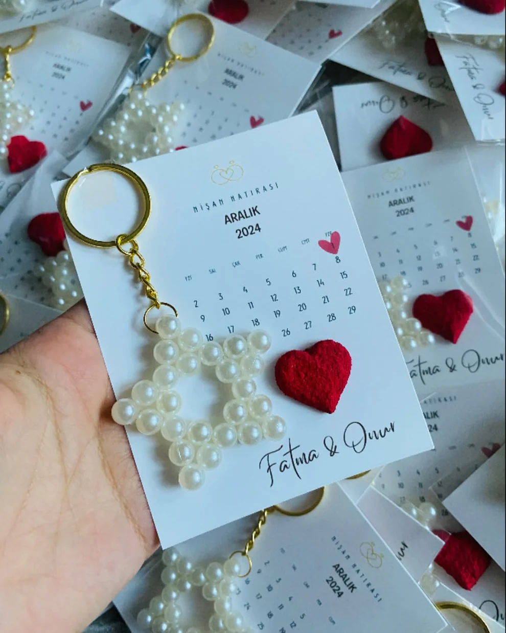 My Design - Takvim Detaylı Kırmızı Tohum Bombalı Yıldız Şeklinde Boncuk Anahtarlık