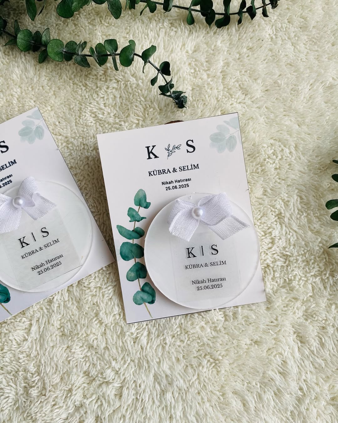 My Design - Okaliptüs Kart Detaylı Fiyonklu Daire Pileksi Magnet