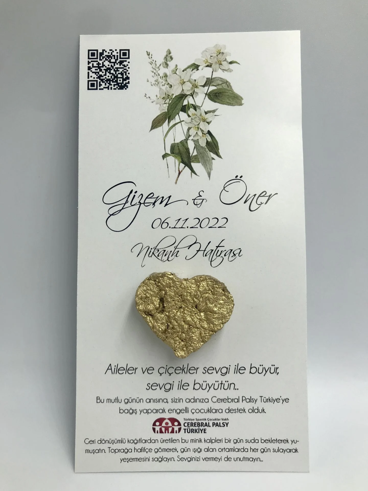 Türkiye Spastik Çocuklar Vakfı - Gold Kalpli Beyaz Çiçekli Tohum Kartı
