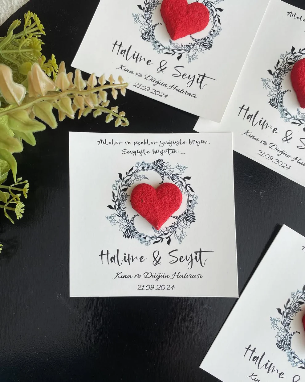 My Design - Kırmızı Kalpli Çiçek Çemberi Detaylı Tohum Kartı