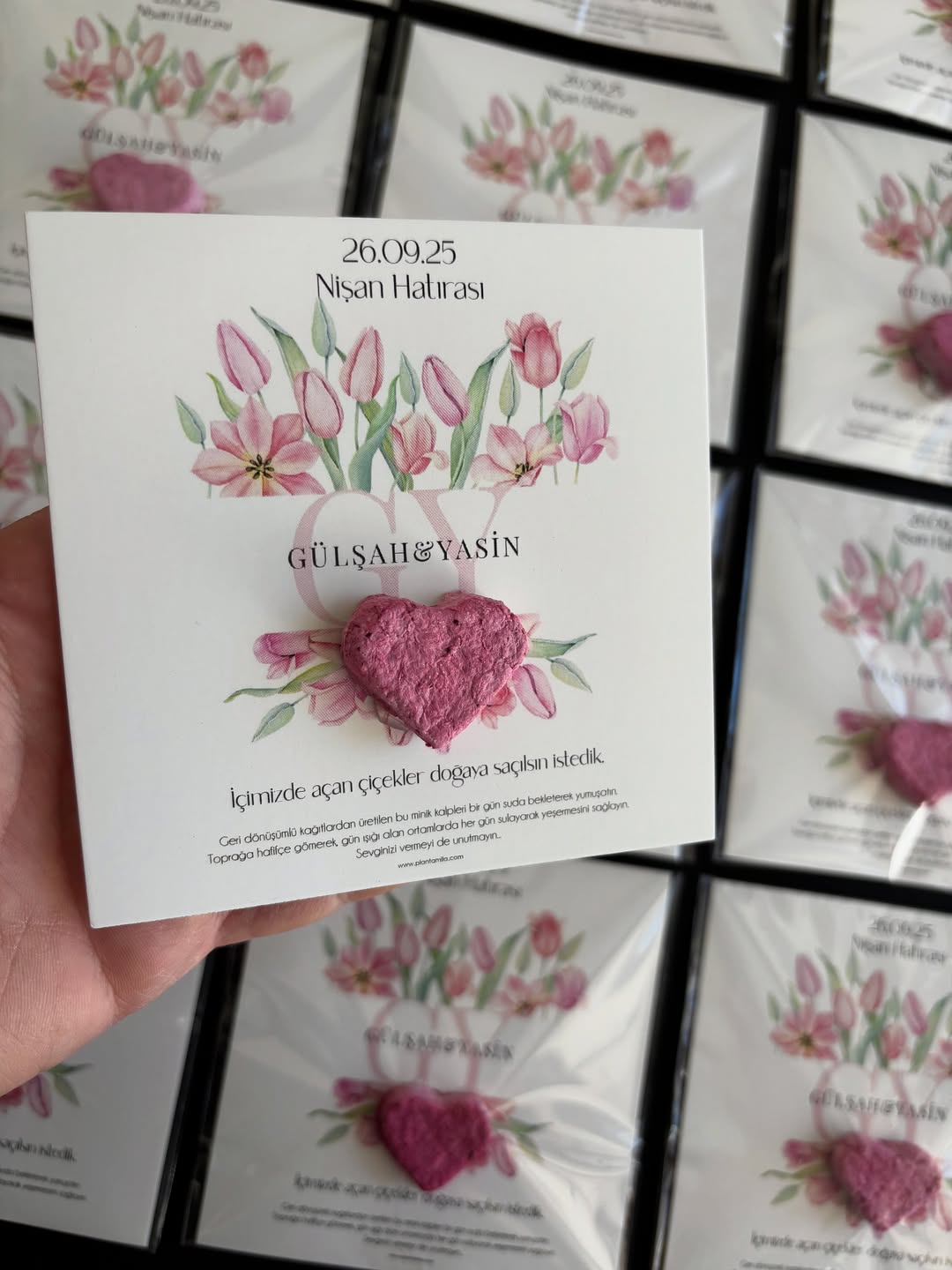 Plantamila - Pembe Lale Detaylı Kalp Şekilli Tohum Bombası Kartı