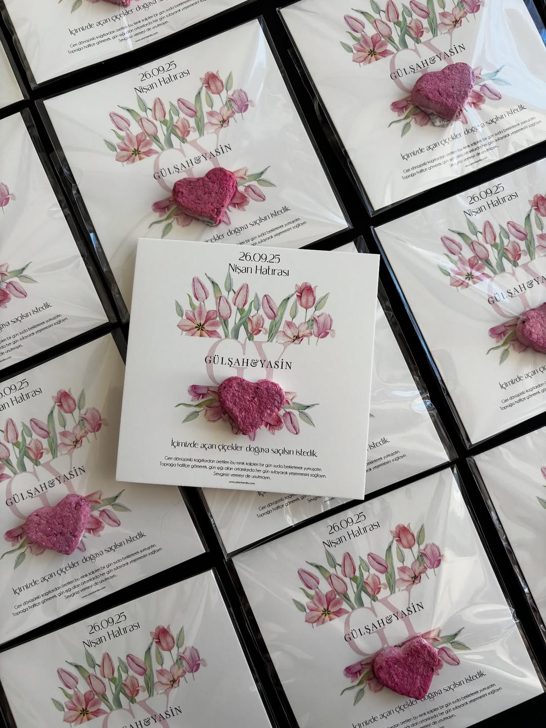 Plantamila - Pembe Lale Detaylı Kalp Şekilli Tohum Bombası Kartı