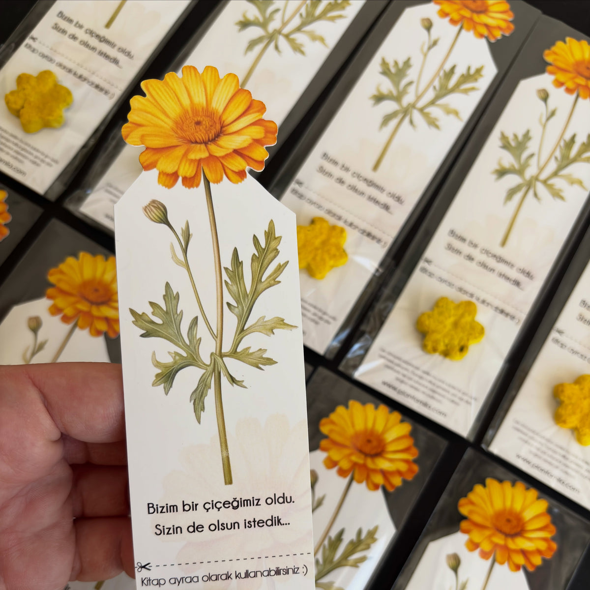 Plantamila - Özel Kesimli Tasarım Sarı Çiçekli Kitap Ayracı Tohumlu Kart
