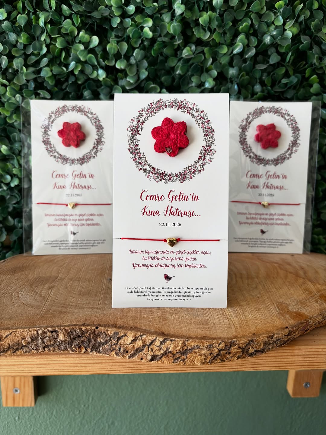 Plantamila - Şans Bilekliği Detaylı Kırmızı Çiçekli Tohum Kartı