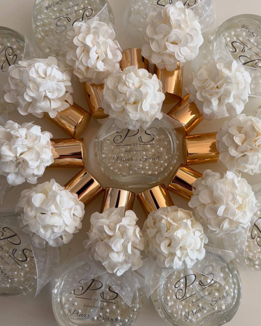 Plantamila - Beyaz Çiçek ve Gold Kapaklı İncili Kolonya Şişesi