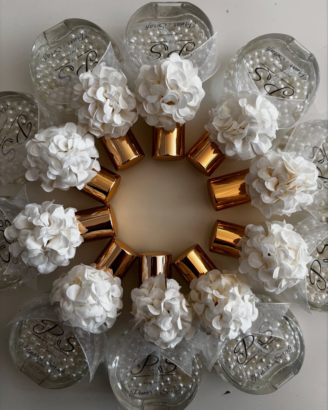 Plantamila - Beyaz Çiçek ve Gold Kapaklı İncili Kolonya Şişesi