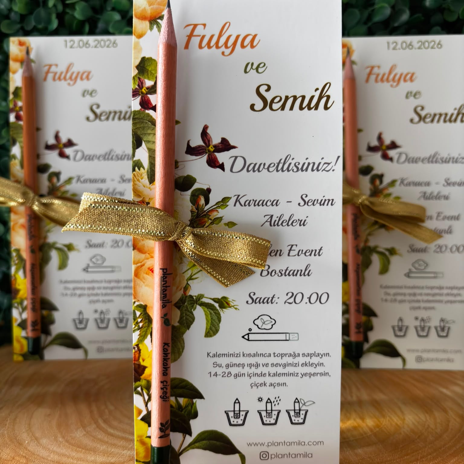 Plantamila -  Turuncu Çiçek Detaylı Gold Kurdeleli Yeşeren Kalem Hediyelik